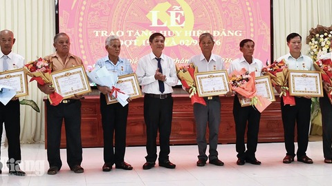 Vĩnh Điều trao Huy hiệu Đảng cho 7 đảng viên
