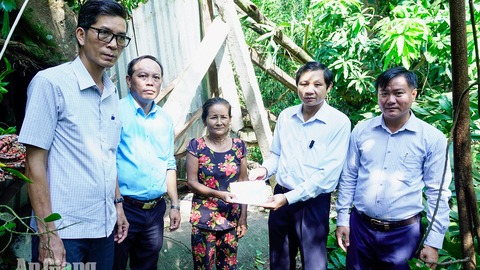 Giông lốc làm sập, tốc mái 14 căn nhà ở Giồng Riềng