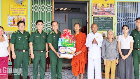 Bộ đội Biên phòng tỉnh An Giang trao 23 phần quà nhân lễ Sen Dolta