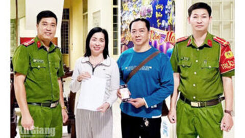 Hà Tiên: Người dân nhận lại 490 triệu đồng chuyển nhầm