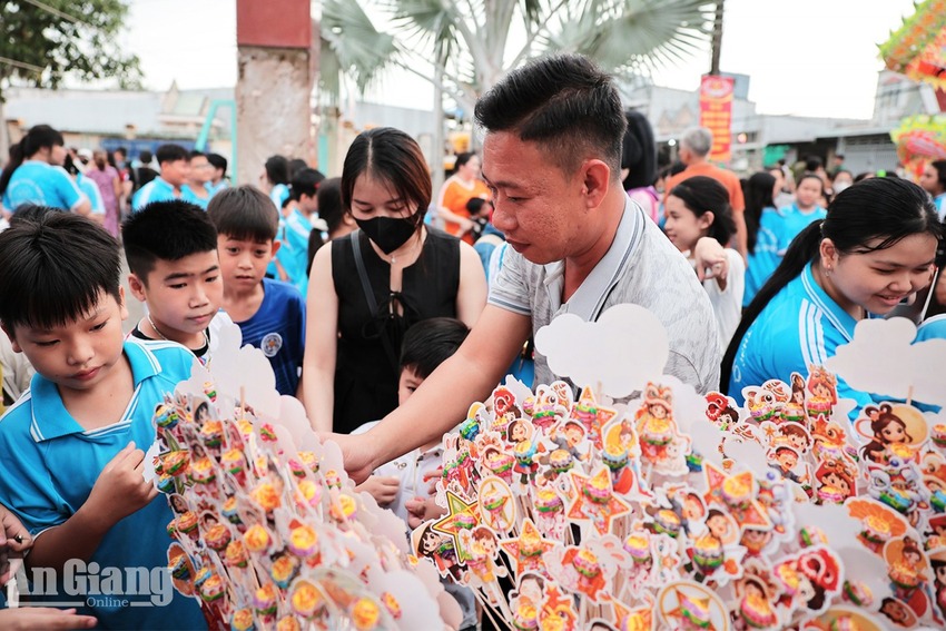 Tặng quà trung thu cho hơn 1.000 thiếu nhi, học sinh xã Thạnh Lộc