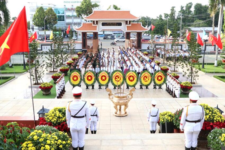 Lãnh đạo tỉnh viếng Nghĩa trang Liệt sĩ nhân kỷ niệm 50 năm Ngày giải phóng miền Nam, thống nhất đất nước