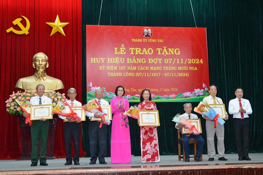 Thành ủy Vũng Tàu: Trao Huy hiệu Đảng cho 44 đảng viên