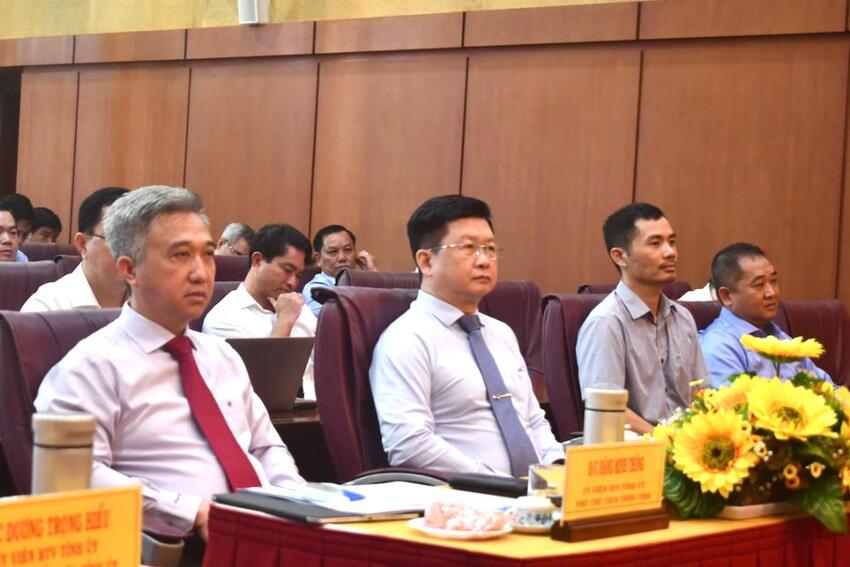 Khai giảng lớp bồi dưỡng nâng cao năng lực lãnh đạo và quản lý nhằm thúc đẩy cạnh tranh và phát triển bền vững của địa phương