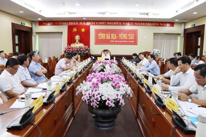 Lãnh đạo UBND tỉnh nghe báo cáo tình hình thực hiện và giải ngân vốn đầu tư công