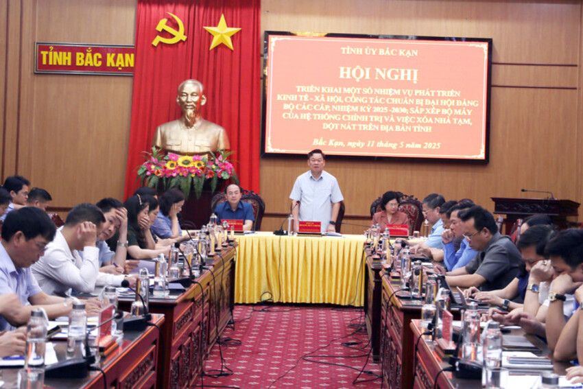 Thường trực Tỉnh ủy Bắc Kạn:  Triển khai nhiệm vụ phát triển KT-XH, công tác chuẩn bị đại hội Đảng các cấp và chương trình xóa nhà tạm, dột nát