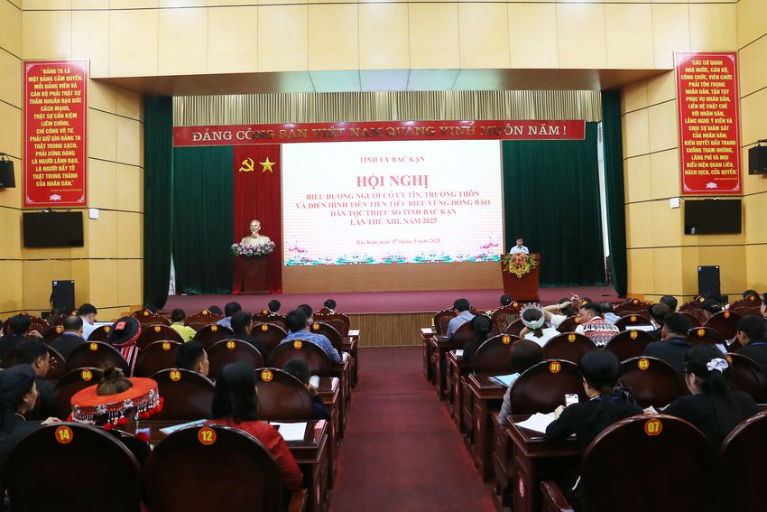 Bắc Kạn biểu dương 60 người có uy tín, trưởng thôn và điển hình tiên tiến vùng đồng bào dân tộc thiểu số