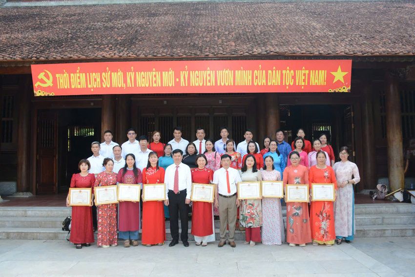 Huyện ủy Na Rì:  Tổ chức báo công tại Khu di tích Lịch sử  xã Kim Liên, huyện Nam Đàn, tỉnh Nghệ An