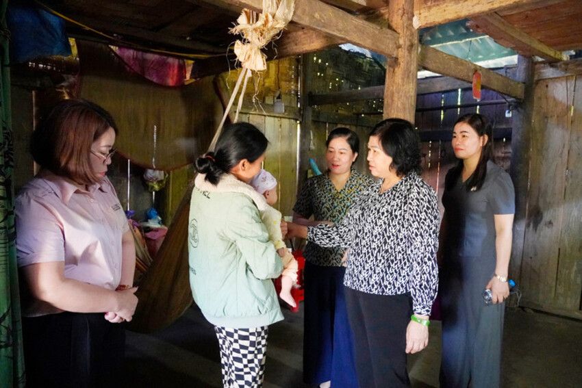 Kiểm tra công tác xóa nhà tạm, nhà dột nát tại huyện Na Rì