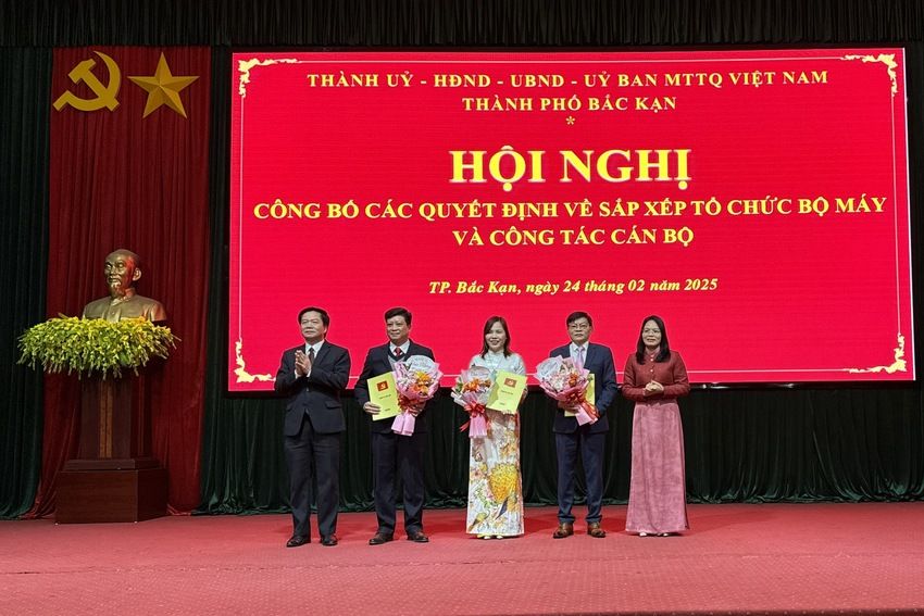 Thành phố Bắc Kạn công bố quyết định về sắp xếp tổ chức bộ máy và công tác cán bộ