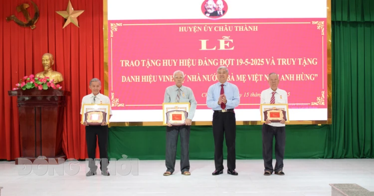 Châu Thành trao Huy hiệu Đảng đợt 19-5-2025