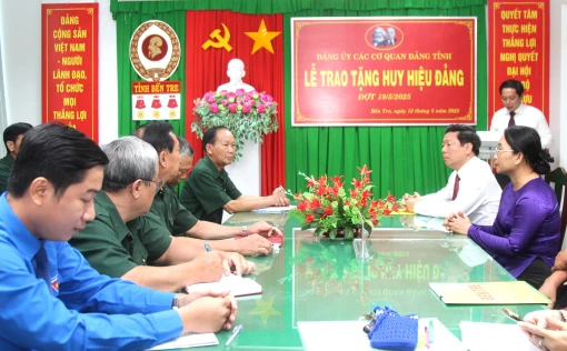 Đảng ủy các cơ quan Đảng tỉnh trao Huy hiệu Đảng đợt 19-5-2025