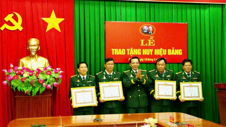 Bộ đội Biên phòng Bến Tre trao Huy hiệu 30 năm tuổi Đảng cho các đảng viên
