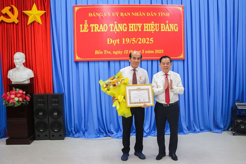 Phó Bí thư Tỉnh ủy, Chủ tịch UBND tỉnh Trần Ngọc Tam dự lễ trao Huy hiệu Đảng đợt 19/5