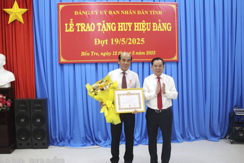 Đảng ủy UBND tỉnh tổ chức lễ trao Huy hiệu Đảng đợt 19-5-2025