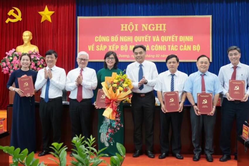 Bình Dương: Công bố Nghị quyết về sắp xếp tổ chức bộ máy và bổ nhiệm Ban Giám đốc các sở