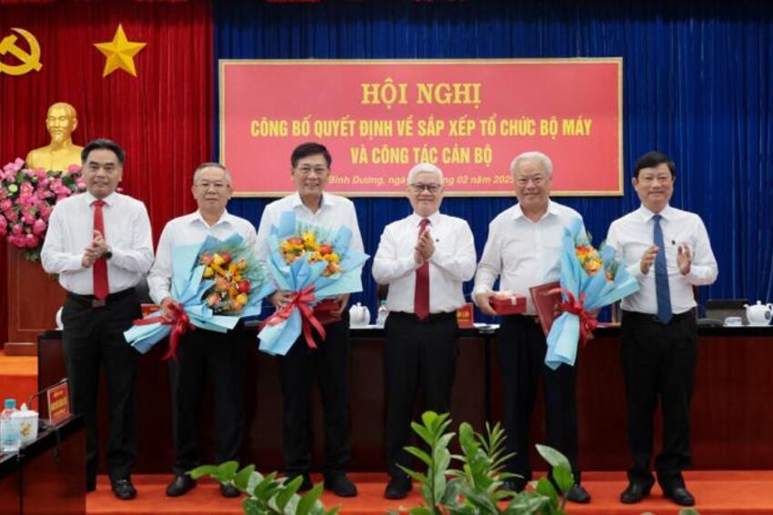 Bình Dương: Công bố các Quyết định sắp xếp tổ chức bộ máy và công tác cán bộ