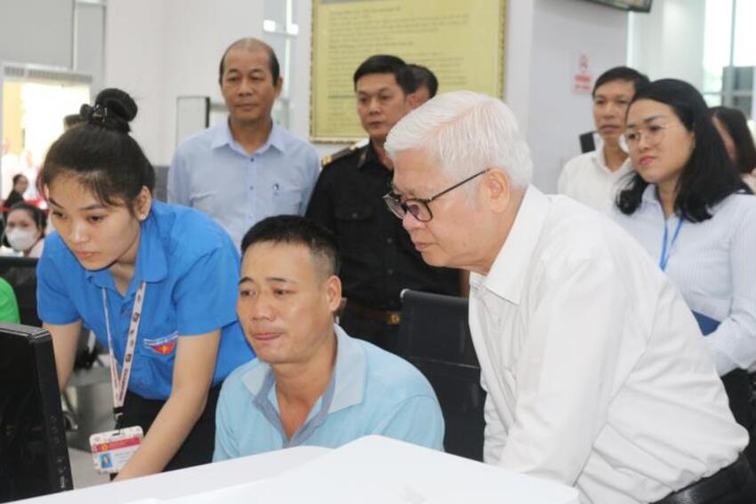 Bí thư Tỉnh ủy khảo sát Trung tâm Phục vụ Hành chính công tỉnh