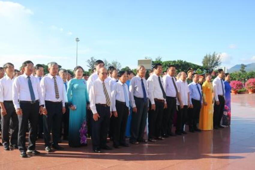 Lãnh đạo tỉnh dâng hoa Tượng đài Nguyễn Sinh Sắc - Nguyễn Tất Thành