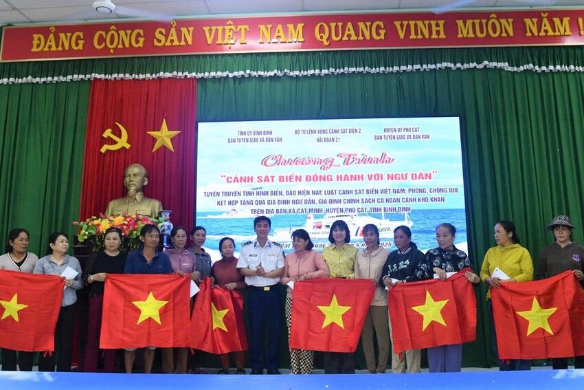 Cảnh sát biển đồng hành với ngư dân tại xã Cát Minh, huyện Phù Cát