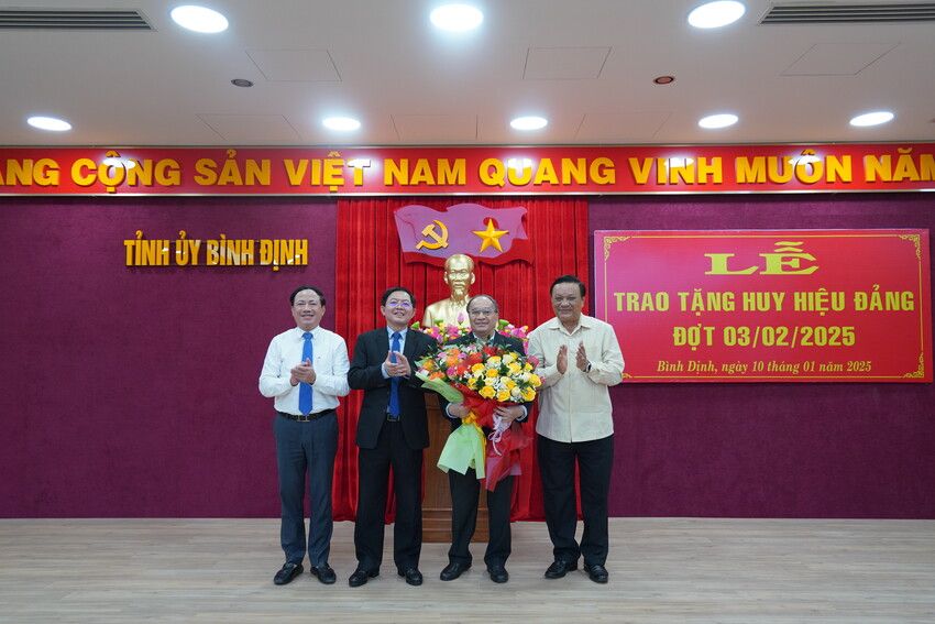 Trao Tặng Huy hiệu 45 năm tuổi Đảng cho đồng chí Phạm Văn Thanh - Nguyên Phó Bí thư Thường trực Tỉnh ủy
