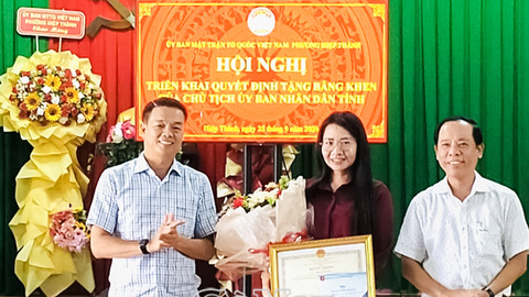 Khen thưởng cá nhân đạt thành tích tại Hội thi Báo cáo viên, tuyên truyền viên giỏi toàn quốc