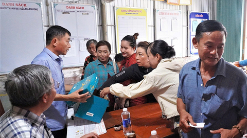 Sông Đốc công khai bốc thăm cấp nền tái định cư