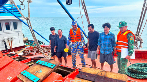 Phát hiện hơn 40.000 lít dầu không rõ nguồn gốc trên biển