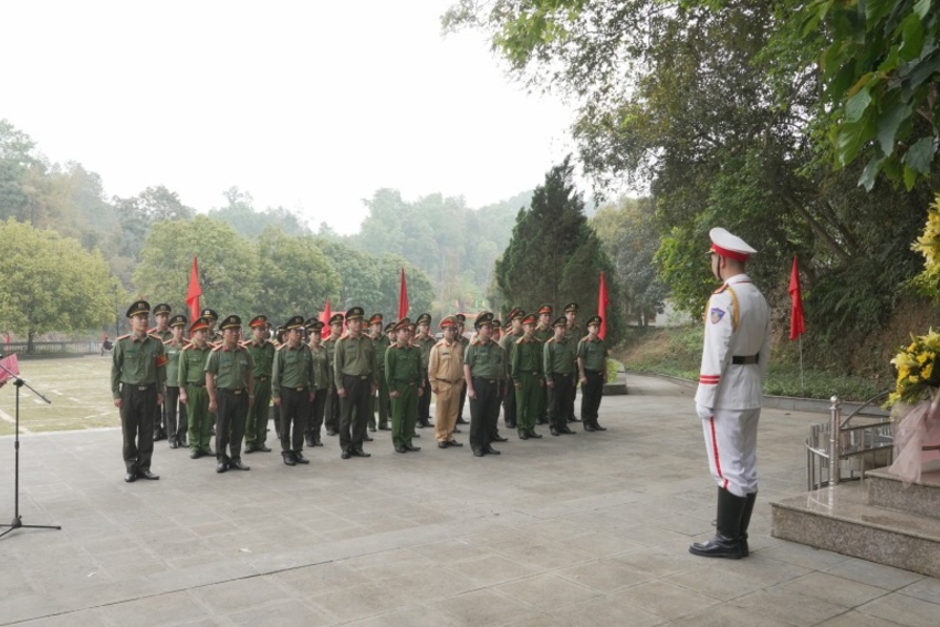 Công an tỉnh dâng hoa tại Khu di tích lịch sử Nặm Lìn, xã Hoàng Tung (Hòa An)