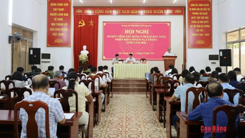 Đảng ủy phường Tân Giang kết nạp 15 đảng viên mới