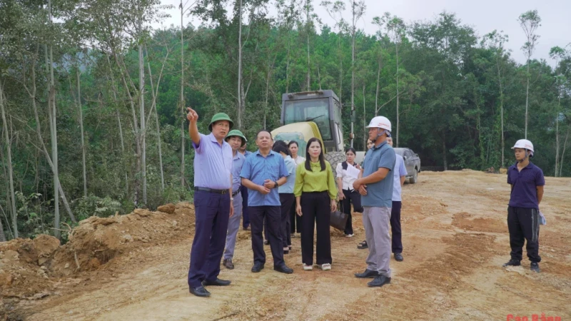Phó Chủ tịch UBND tỉnh Hoàng Văn Thạch kiểm tra các công trình khắc phục hậu quả thiên tai tại xã Thông Nông và Tĩnh Túc