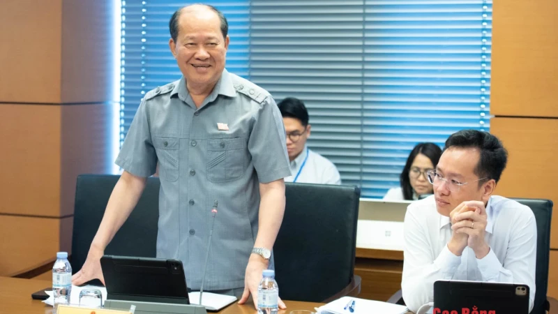 Đại biểu Quốc hội tỉnh góp ý hoàn thiện các dự án luật ngày 24/10