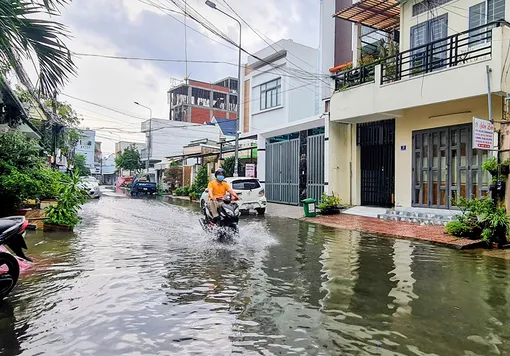 Mực nước đang lên nhanh theo kỳ triều cường 