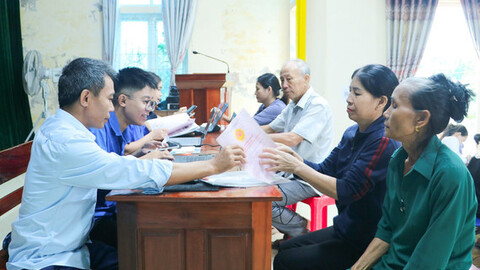 Đến nhà văn hóa thôn học kỹ năng số và tiếp cận dịch vụ công