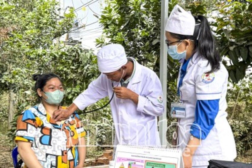 Blouse trắng của buôn làng