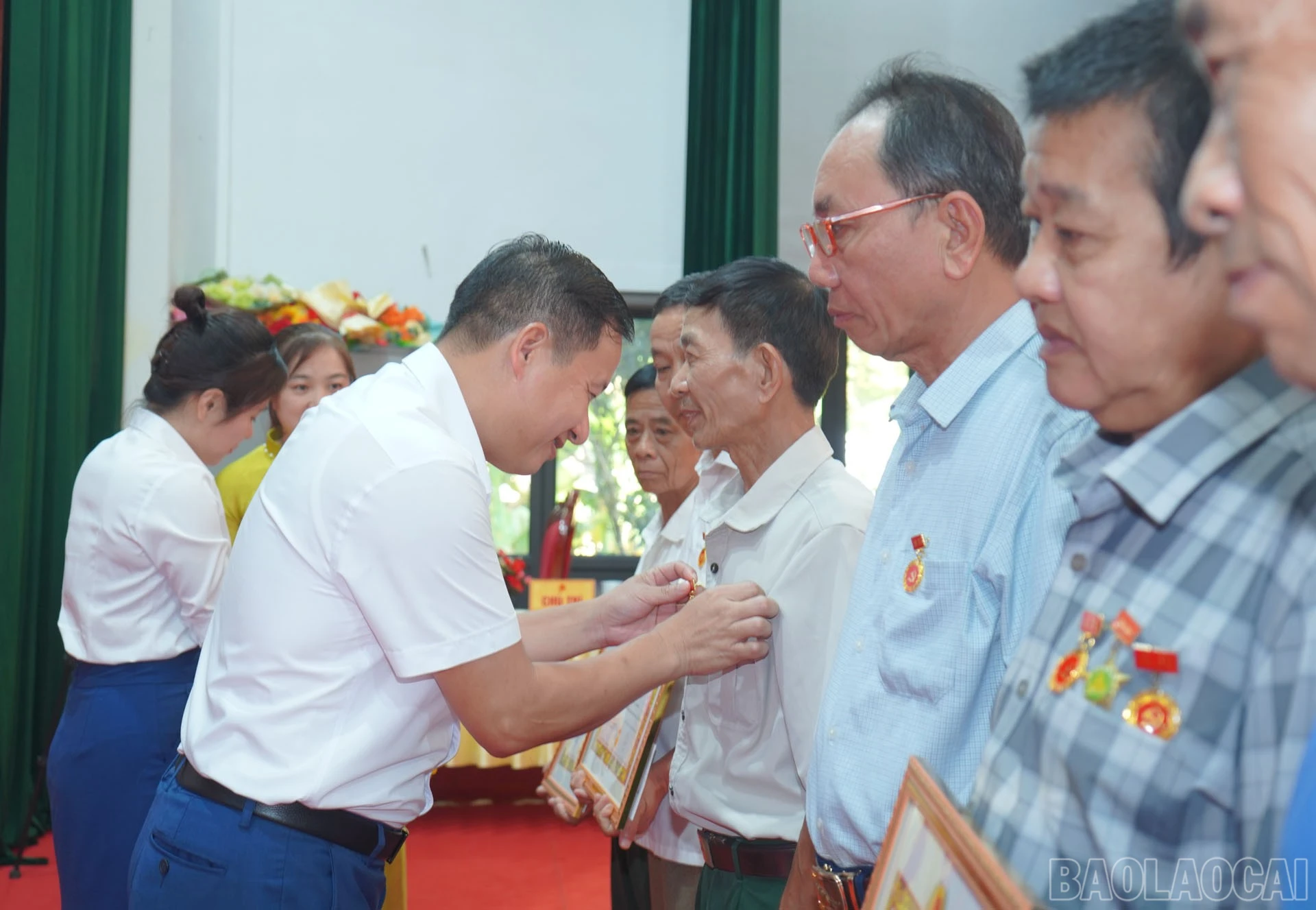 Khánh Yên, Tân Hợp trao Huy hiệu Đảng đợt 2/9 cho 47 đảng viên