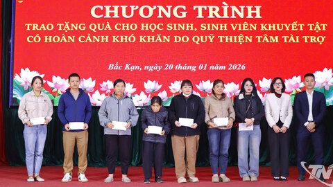 Những suất quà ấm lòng học sinh, sinh viên khuyết tật vùng cao