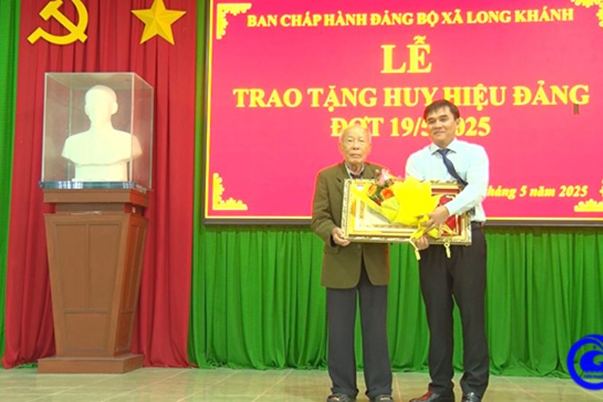 Trưởng Ban Tổ chức Tỉnh ủy Tiền Giang trao Huy hiệu Đảng tại xã Long Khánh