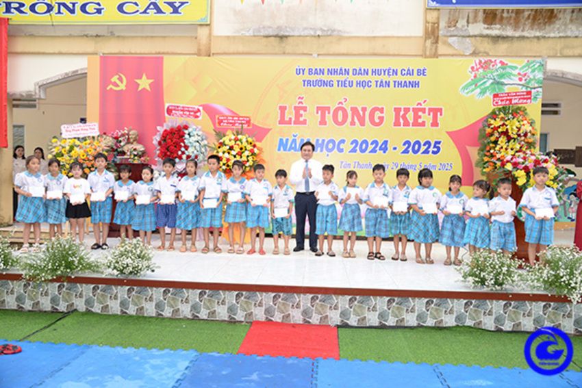 Phó Chủ tịch Thường trực Ủy ban nhân dân tỉnh dự Lễ tổng kết năm học tại Trường Tiểu học Tân Thanh