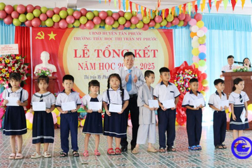 Chủ nhiệm Ủy ban Kiểm tra Tỉnh ủy Tiền Giang dự Lễ tổng kết tại Trường Tiểu học Thị trấn Mỹ Phước