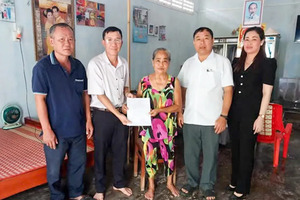 Cán bộ, đảng viên xã Đại An đồng hành cùng người dân trong chuyển đổi số