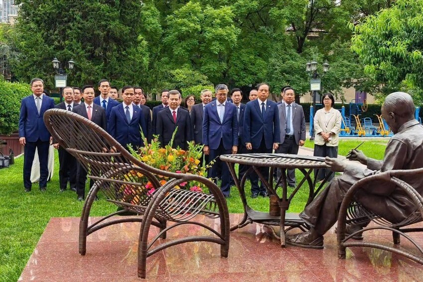 Đồng chí Trưởng Ban Nội chính Trung ương thăm và làm việc với Đại sứ quán Việt Nam tại Trung Quốc