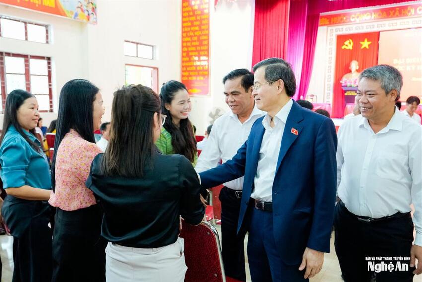 Đồng chí Uỷ viên Bộ Chính trị, Giám đốc Học viện Chính trị quốc gia Hồ Chí Minh tiếp xúc cử tri xã Hưng Nguyên Nam
