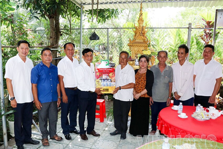 Vĩnh Long: Ủy ban MTTQ Việt Nam tỉnh thăm, tặng quà chức sắc, chức việc, người có uy tín nhân dịp Lễ Sêne Đôlta