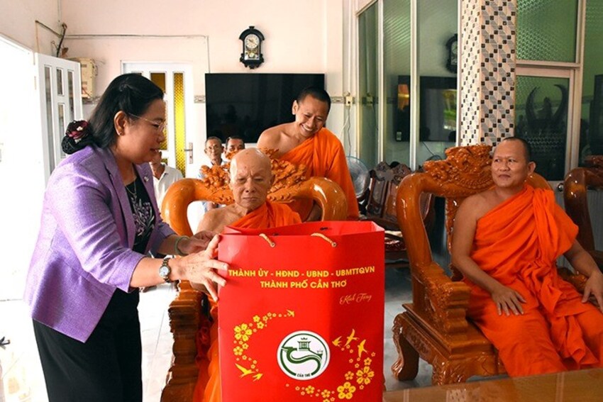 Cần Thơ: Chủ tịch Ủy ban MTTQ Việt Nam thành phố thăm, chúc mừng lễ Sene Đolta năm 2026