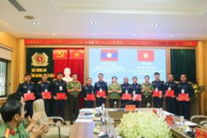 Trường Cao đẳng An ninh nhân dân I bế giảng khóa bồi dưỡng nghiệp vụ công tác Cảnh vệ cho cán bộ Bộ Công an Lào