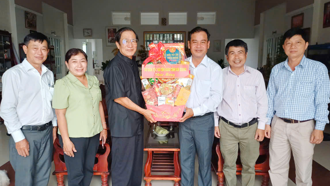 Giám đốc Sở Dân tộc và Tôn giáo tỉnh An Giang Danh Phúc thăm, chúc mừng lễ Phục sinh năm 2026
