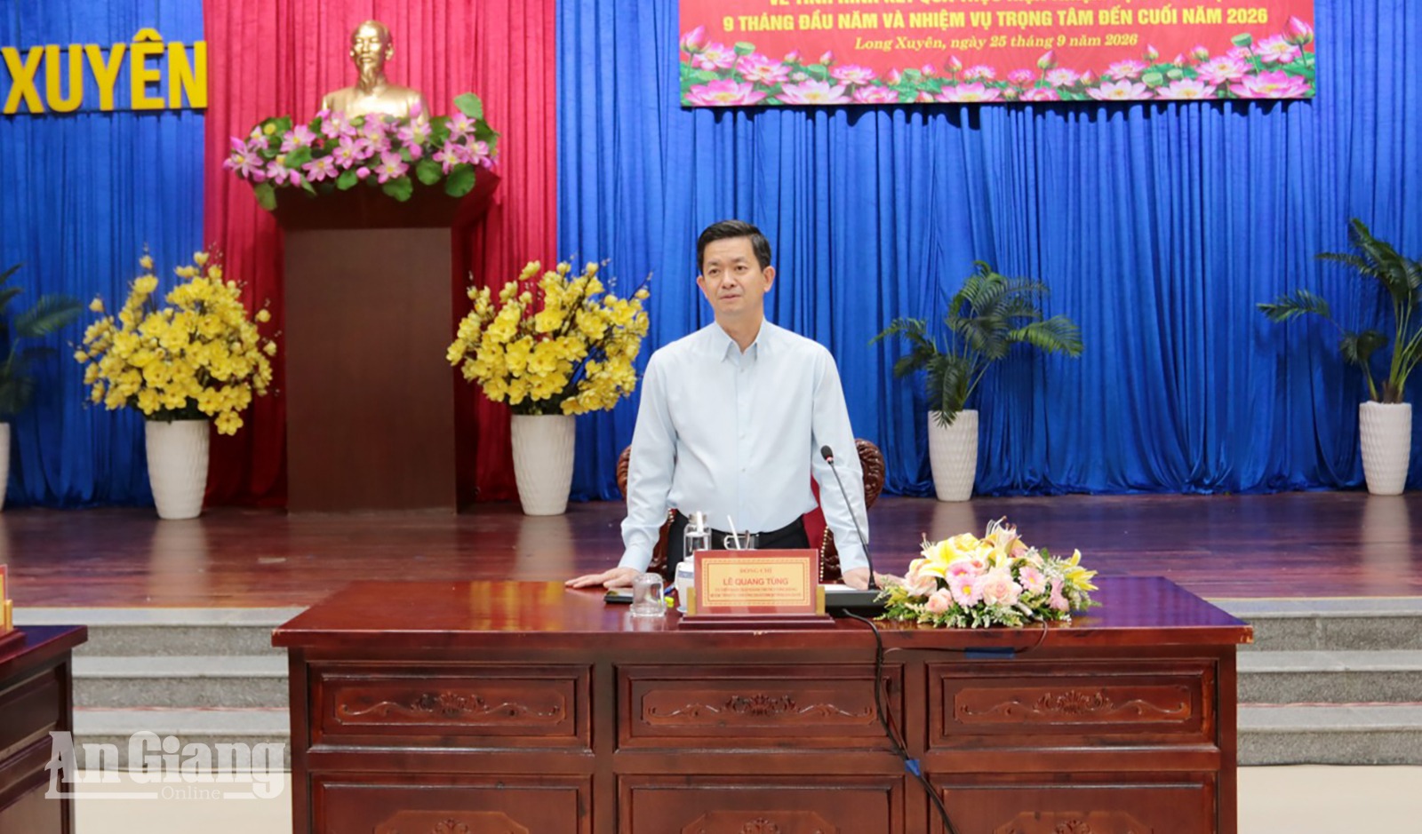 Bí thư Tỉnh ủy An Giang Lê Quang Tùng yêu cầu Long Xuyên đổi mới tư duy, xác định nhiệm vụ đột phá đồng chí Lê Quang Tùng, Ủy viên Trung ương Đảng, Bí thư Tỉnh ủy, Trưởng Đoàn Đại biểu Quốc hội tỉnh An Giang phát biểu chỉ đạo buổi lảm việc