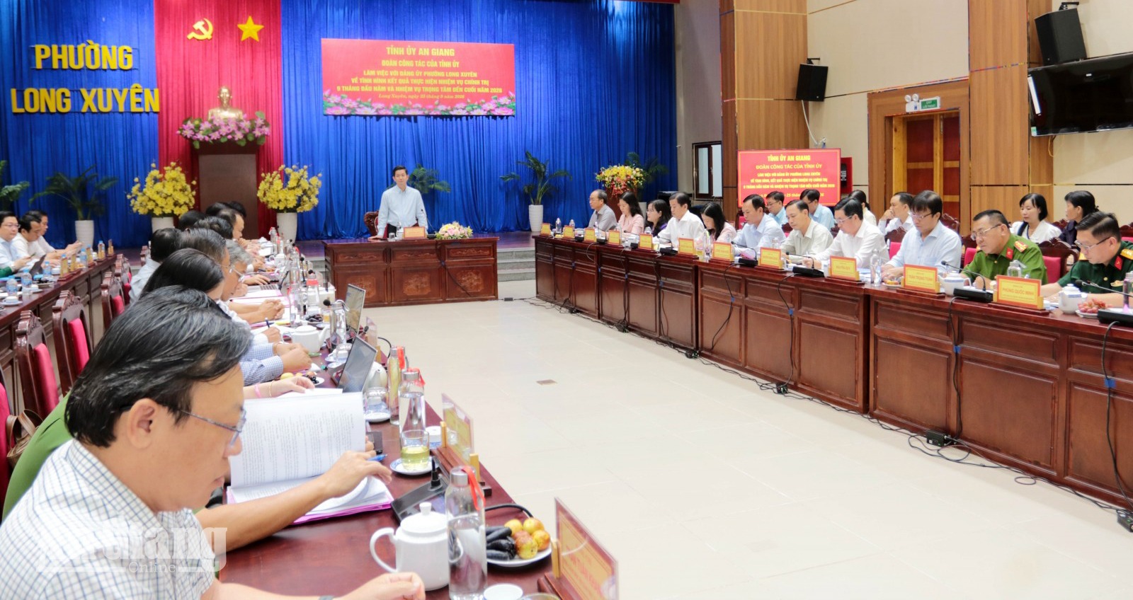 Bí thư Tỉnh ủy An Giang Lê Quang Tùng yêu cầu Long Xuyên đổi mới tư duy, xác định nhiệm vụ đột phá Quang cảnh buổi làm việc