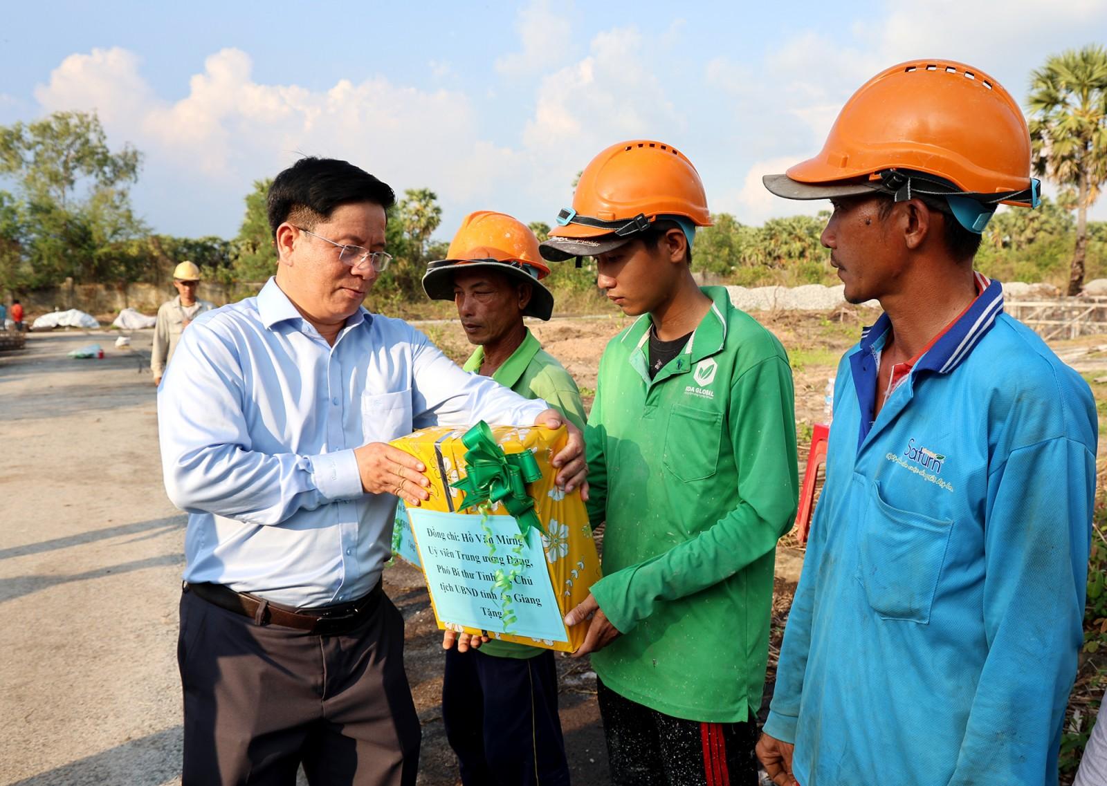 Chủ tịch UBND tỉnh An Giang Hồ Văn Mừng kiểm tra khu công nghiệp Xuân Tô